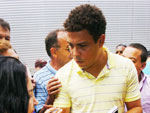 Torcedora do Figueirense leva camisa da seleo para Ronaldo autografar