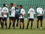 Pintado conversa com os jogadores no gramado