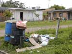 Aspecto de abandono de Arroio do Sal se faz ver devido ao lixo e  grama alta em espaos pblicos e propriedades particulares