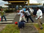 01/12 - Militantes ligados  Fora Sindical e  Conlutas trocaram socos, pauladas e pontaps na troca de turno na fbrica da General Motors (GM), em Gravata