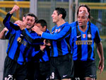Lazio 0x3 Internazionale – O argentino Walter Samuel comemora com os companheiros o primeiro gol da Inter sobre a Lazio