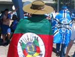 Gremista vestido de gacho chega ao Estdio Olmpico