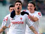 Torino 1x4	Fiorentina – A Fiorentina goleou o Torino em Turim. Mutu (na foto) marcou o primeiro gol. Gilardino fez dois e Kuzmanovic outro. Rosina, de pnalti, descontou