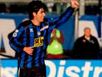 Atalanta 3x0 Udinese – O Atalanta venceu o Udinese em casa. Andres Valds (na foto) marcou o primeiro gol. Doni e Vieri ampliaram