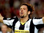 Lecce 1x2 Juventus – No Campeonato Italiano, a Juventus venceu o Lecce fora de casa. Giovinco abriu o placar para os visitantes. Cacia deixou tudo igual. Mas nos acrscimos, o atacante brasileiro Amauri definiu o placar para o time de Turim