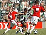 Marquinho tenta escapar da marcao de Guiazu