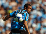 Marcel sobe para cabecear, mas o gol no vem