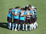 Jogadores se renem no centro do gramado antes da partida