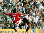 Cleiton Xavier disputa bola com defensor do Inter