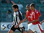 Marquinho arma o chute para marcar o gol de empate do Figueirense