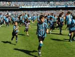 As crianas gremistas entram em campo com os jogadores