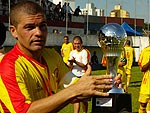 Jogador do Atltico Sorocaba recebe o trofu de segundo colocado da Recopa Sul-Brasileira