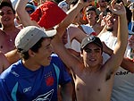 Torcedores tiram a taa dos atletas e comemoram o ttulo