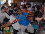 Um torcedor so-paulino se irritou com a provocao e comeou a discutir com um dos torcedores, iniciando a briga que logo tomou maiores propores dentro do bar e uma pessoa saiu ferida