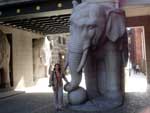 &quot;Na entrada da Cervejaria Carlsberg, em Copenhague, Dinamarca, h uma torre apoiada em quatro elefantes. Cada elefante lembra um dos quatro filhos de Carl Jacobsen&quot;