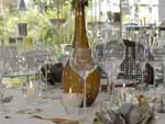 Na mesma exposio, Lizette Bcker exps o dourado com glamour: com a chuva de ouro das papoulas no vaso de cristal