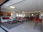 Neste living de 82 metros quadrados, os arquitetos projetaram um ambiente social nico, com espaos integrados em harmonia, pincelados por tons de cereja