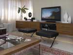 Para atuar como mvel de apoio durante as sesses de cinema, mesa de centro com tampo de vidro apresenta bordas em madeira de demolio. Rusticidade que se contrape s contemporneas banquetas Barcelona em couro sinttico preto, de Mies Van Der Rohe