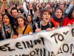 Em Atenas, estudantes protestam em frente  sede da polcia grega 