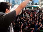 Em Atenas, estudantes protestam em frente  sede da polcia grega 
