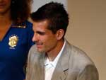 O jogador Vitor, do Grmio, recebe o prmio de Melhor Goleiro
