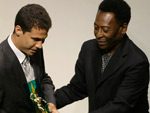Hernanes, do So Paulo, recebeu o prmio de craque do Brasileiro 2008 do rei Pel