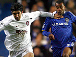 Chelsea 2x1 Cluj – Ashley Cole, do Chelsea, tenta conter o avano de Juan Culio, do Cluj