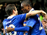 Chelsea 2x1 Cluj – Kalou e Joe Cole comemoram o primeiro gol do Chelsea sobre o Cluj