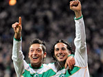 Werder Bremen 2x1 Internazionale – Claudio Pizarro comemora com o companheiro de Werder Bremen o primeiro gol sobre a Internazionale