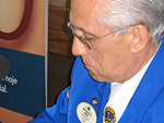 O governador do Distrito LD-3, Artur Araide de Moura, recebeu o prmio pelo Lions International