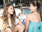 Miriane investe nas cores e usa short jeans e top floral. A rasteira com aplicao de flor complementa o visual divertido. Monique quebra o branco total e usa vestido de seda amplo, tomara que caia. Felipe usa bermuda com listras coloridas e regata branca.