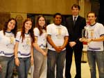 Fernando Schler e os representantes do projeto Misso Jovem Lassalista, vencedor da categoria Protagonismo Juvenil