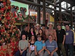 De p, da esquerda p/ a direita: o diretor Tavinho, a coordenadora do Ncleo de Especiais do Canal Rural, Dbora Fabrcio, o apresentador Eloi Carlone, a produtora Tulia Yamamoto, os integrantes da Cia de Dana Sandra Ribeiro e Beto, o cmera Fernando Augusto e o operador de GC Marcelo Augusto. Sentados: o tcnico de som Marcio  Borbatti, a produtora Cssia Azevedo, e os tcnicos de som Thiago Pessoa e Ded Pessoa