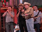 O local abriga bailes country, shows, festas gastronmicas e eventos fechados