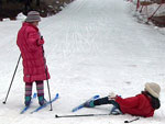 As meninas brincando na estao de esqui em Rovaniemi