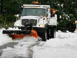Caminhes retiram a neve das estradas na Califrnia, Estados Unidos