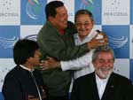 O presidente de Venezuela (acima  esq.), Hugo Chvez, abraa seu colega de Cuba, Ral Castro, junto com os lderes da Bolvia, Evo Morales, e do Brasil, Luiz Incio Lula da Silva