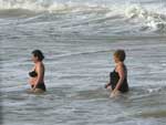 A presidente do Chile, Michelle Bachelet (D), toma banho de mar na Costa do Saupe antes de mais um dia de encontro da Cpula