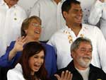 Presidentes participantes do encontro posam para foto: (Da esq. para a dir., de cima para baixo) de Cuba, Raul Castro; da Bolvia, Evo Morales; do Chile, Michelle Bachelet; do Equador, Rafael Correa; da Argentina, Cristina Kirchner e do Brasil, Luiz Incio Lula da Silva