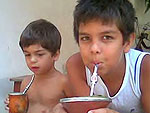 Thiago, de 4 anos, e Yury, de 10, na roda de chimarro