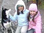 As garotas se divertiram com o husky
