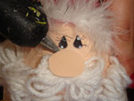 5. Cole o rosto do Papai Noel no porta-panetone e pronto!