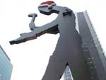 Hammering Man, uma esttua de 22 metros de altura, foi vestido de Papai Noel em Seul, na Coria do Sul