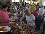 O almo�o natalino foi organizado pela Rede de Natal Solid�rio, integrada por clubes de servi�o e entidades coordenadas pela Secretaria Municipal de Assist�ncia Social e Funda��o Cultural