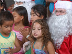 Laisa Gabriela de Sousa durante a visita do Papai Noel