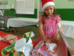 Tabita Caroline Reversi, no col�gio Padre Jos� Maur�cio Vieira, no bairro Garcia, depois da visita do Papai Noel