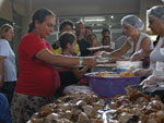 Almo�o de Natal foi servi�o ao meio-dia de quarta-feira nos abrigos de Blumenau