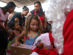 Laisa Gabriela de Sousa durante a visita do Papai Noel