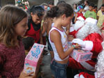 A celebra��o do Natal no abrigo na escola Vidal Ramos, em Blumenau