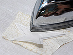 2.Faa os desenhos desejados no papel-colante. Recorte e junte o inverso do tecido desejado para cada figura com a parte spera do papel. Use o ferro de passar roupas para grudar os dois materiais. Nos recortes da taa e da garrafa (exceto o gargalo), Dirce aplicou tecido de organza antes do algodo para o brilho conferir um efeito de transparncia, grudando os dois tecidos tambm com papel-colante